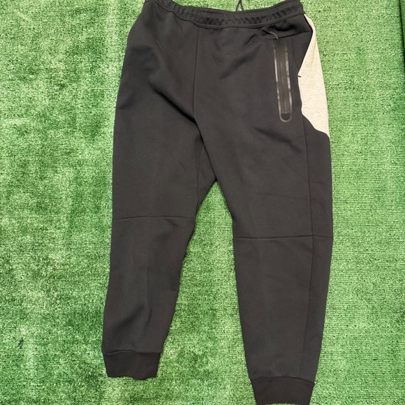Nike Tech Joggers - Picture 2 of 3